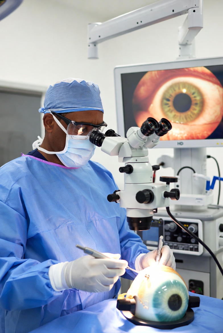 Chirurgien ophtalmologue formé devant un microscope opératoire lors d'un atelier